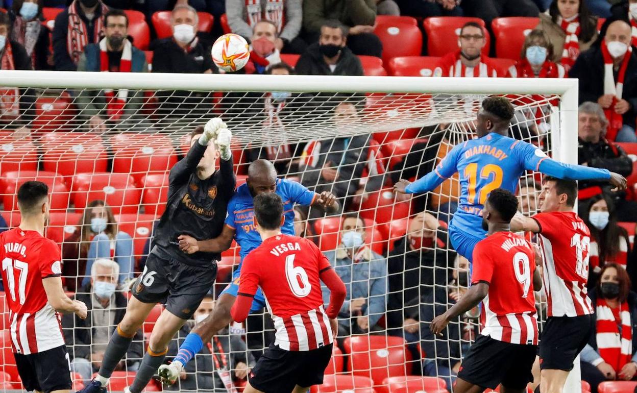 Julen Agirrezabala despeja un balón en el partido de ida jugado en San Mamés. 