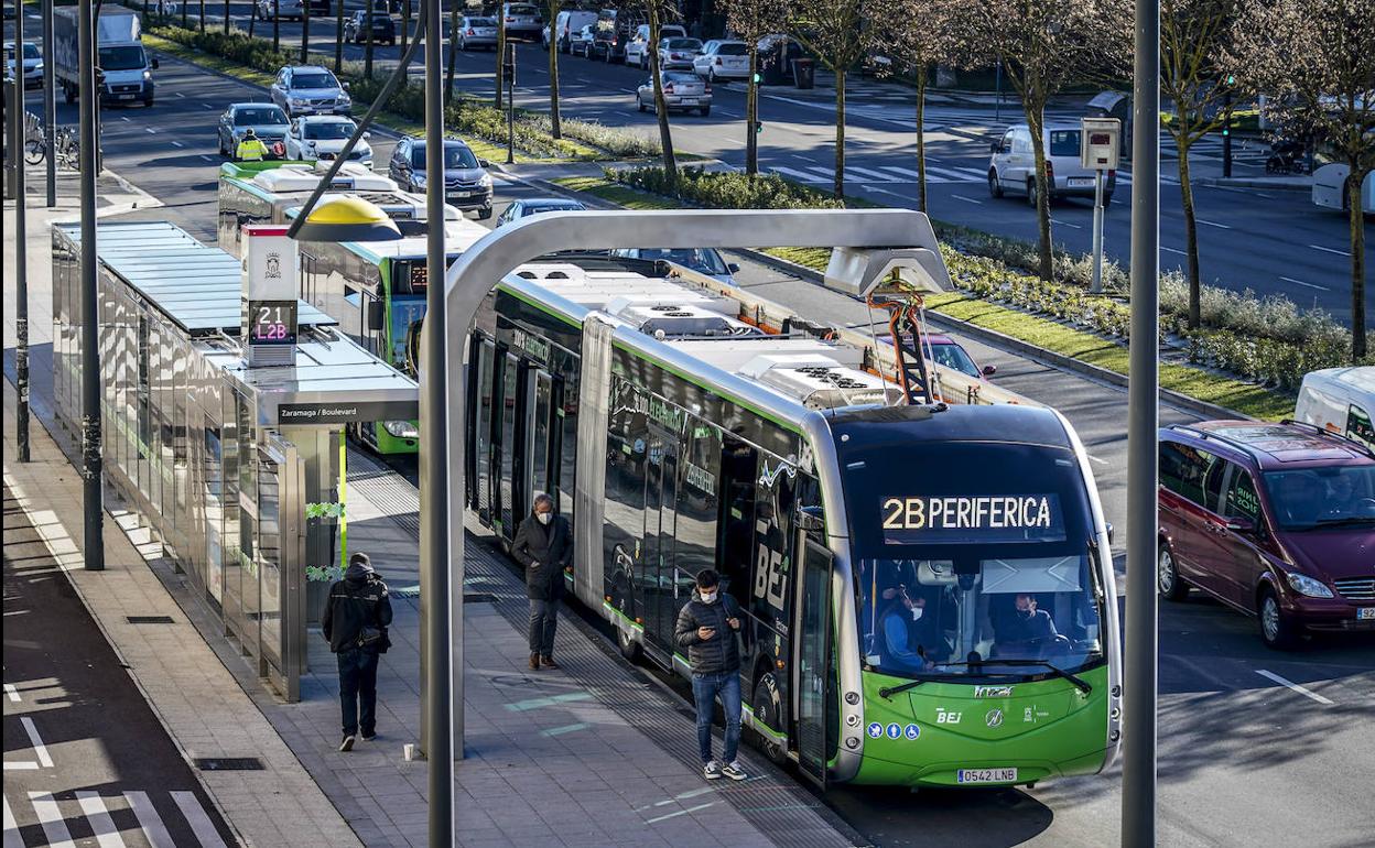 Un autobús eléctrico realiza la carga rápida en la parada de El Boulevard.