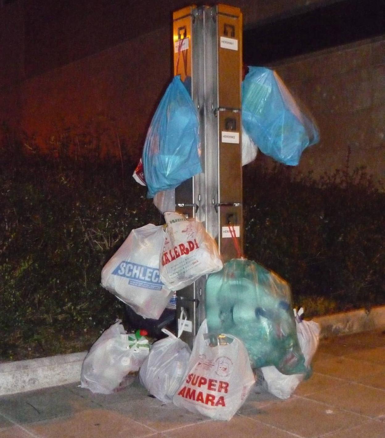 Sistema de recogida de basuras que impuso Bildu en Gipuzkoa.