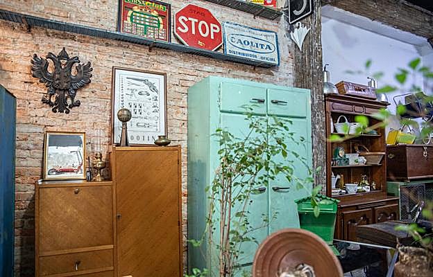 Algunos artículos que ofrece Souhail en su comercio de Bilbao.