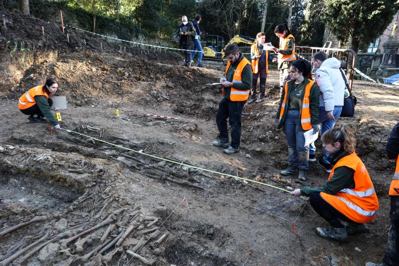 Fotos: Hallan en el cementerio de Begoña fosas comunes con restos de soldados liberales de la Guerra Carlista