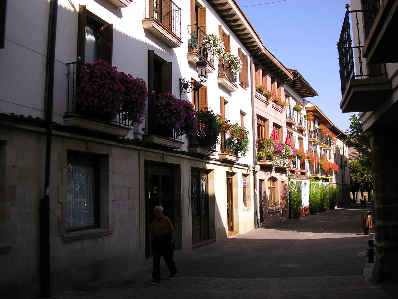 LA RIOJA | Aquí la ganadora es Ezcaray, denominada Primera Villa Turística de la Rioja por su casco histórico de arquitectura tradicional, tan bien conservado.