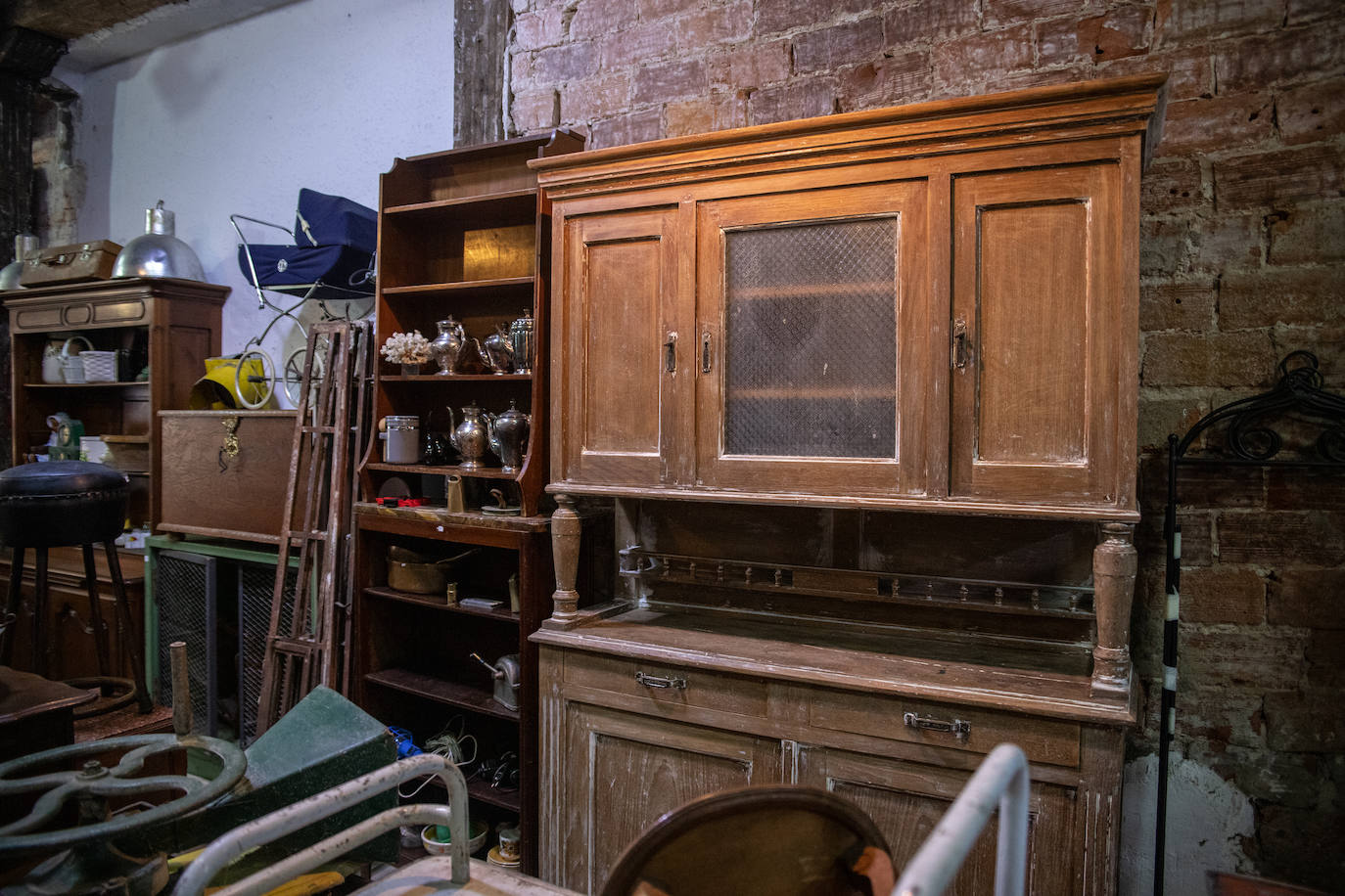 Fotos: Los &#039;tesoros&#039; de Souhail: la tienda de Bilbao la Vieja en la que rescata antigüedades