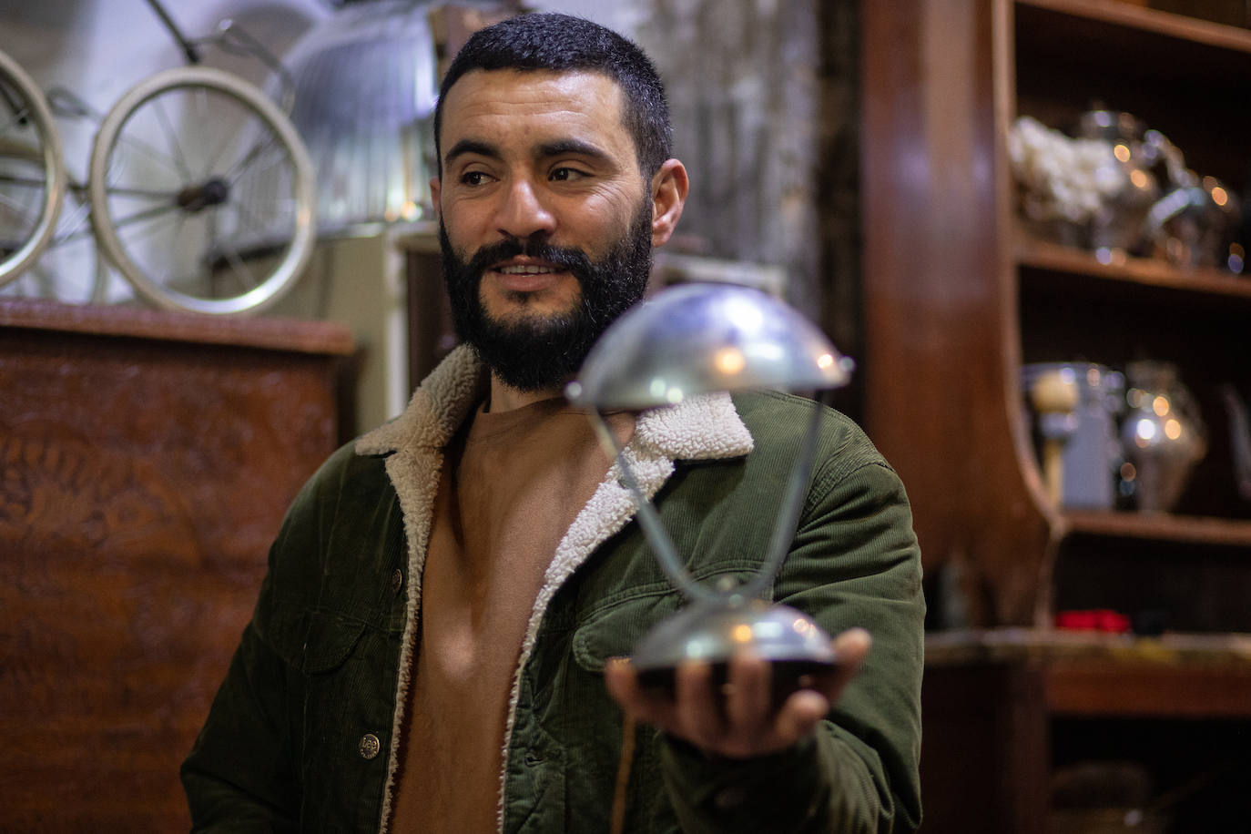 Fotos: Los &#039;tesoros&#039; de Souhail: la tienda de Bilbao la Vieja en la que rescata antigüedades