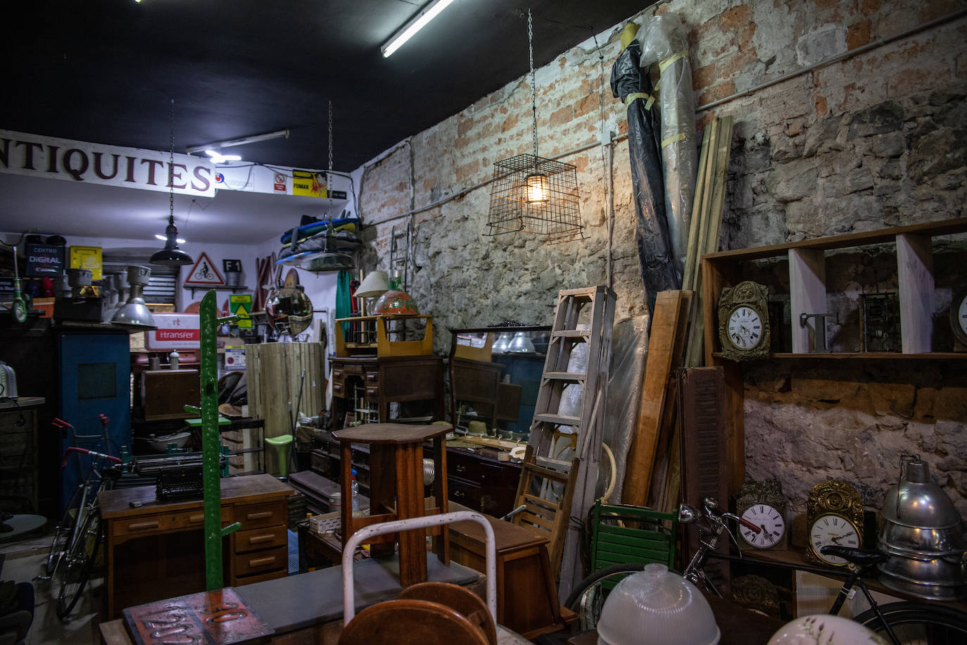 Fotos: Los &#039;tesoros&#039; de Souhail: la tienda de Bilbao la Vieja en la que rescata antigüedades