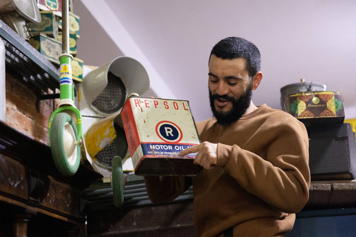 Fotos: Los &#039;tesoros&#039; de Souhail: la tienda de Bilbao la Vieja en la que rescata antigüedades