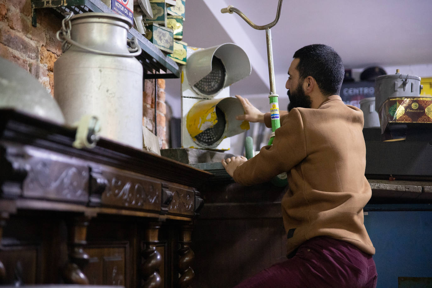 Fotos: Los &#039;tesoros&#039; de Souhail: la tienda de Bilbao la Vieja en la que rescata antigüedades