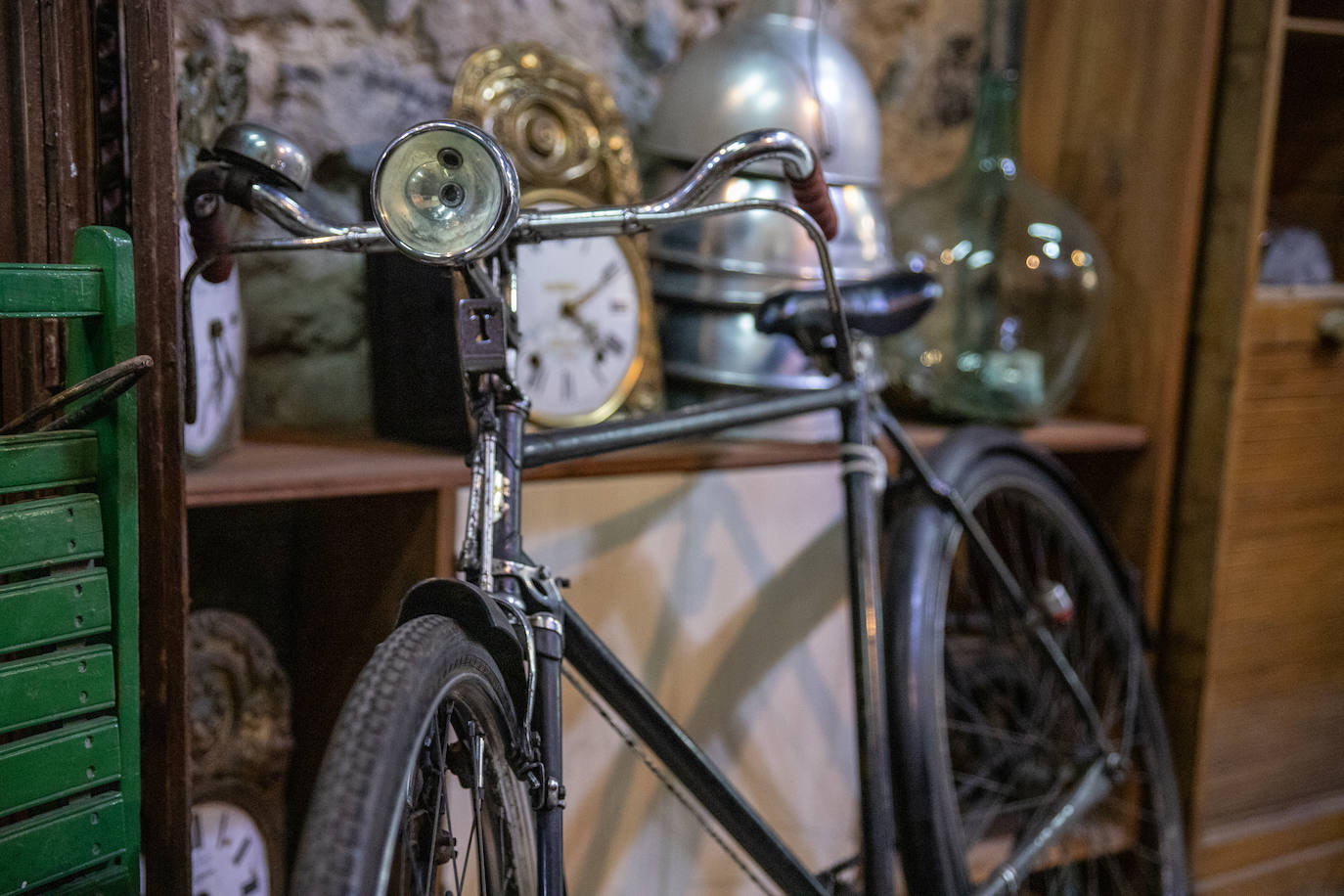 Fotos: Los &#039;tesoros&#039; de Souhail: la tienda de Bilbao la Vieja en la que rescata antigüedades