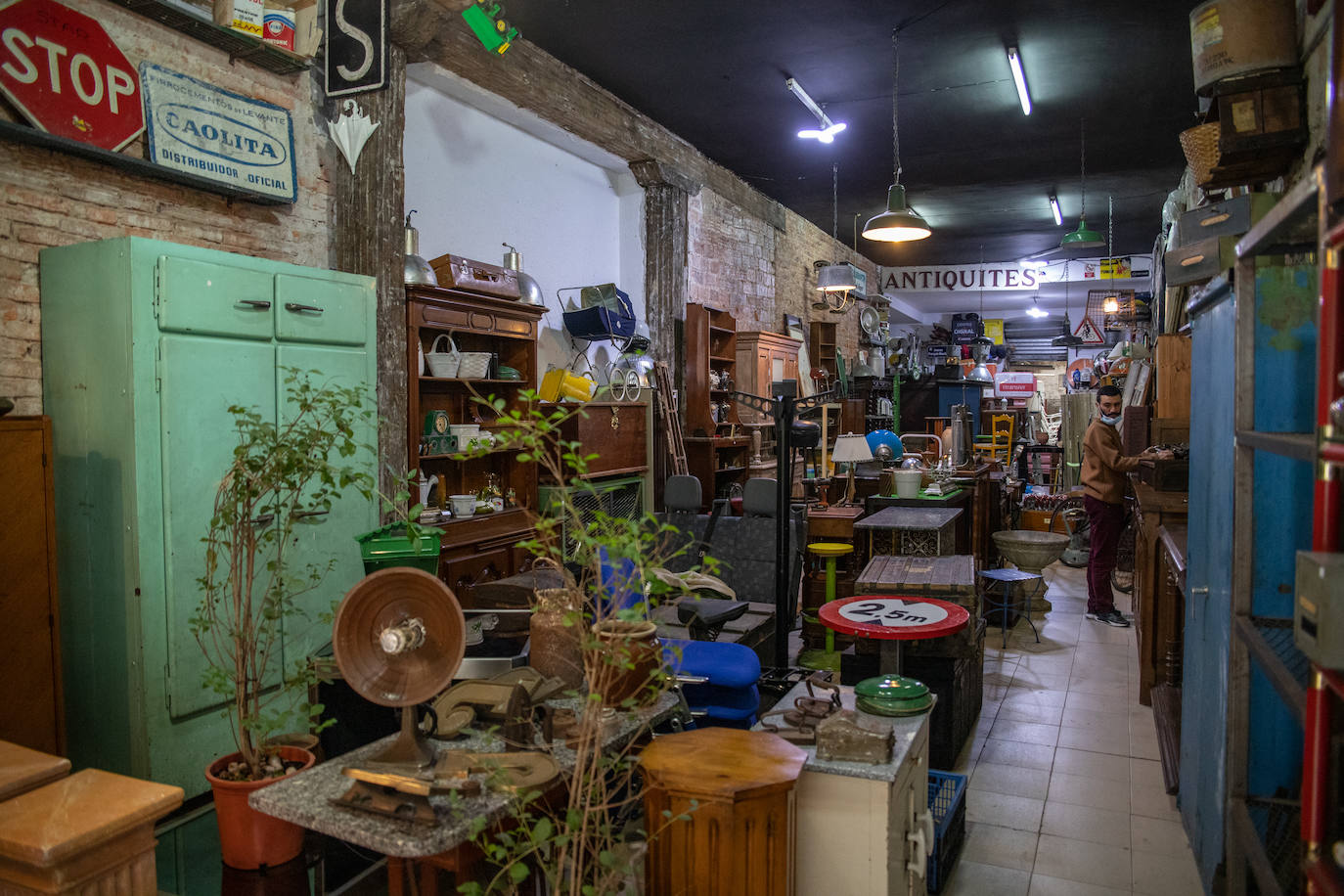 Fotos: Los &#039;tesoros&#039; de Souhail: la tienda de Bilbao la Vieja en la que rescata antigüedades