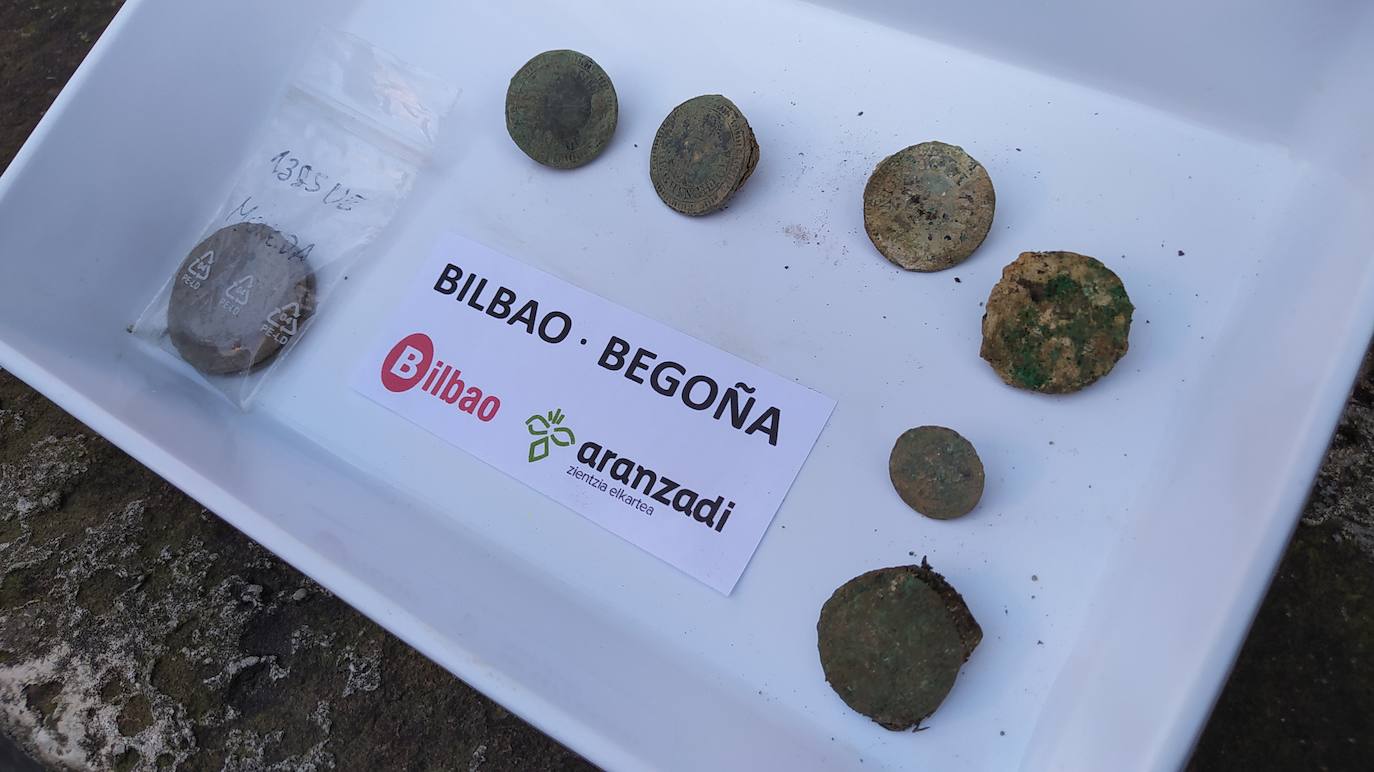 Las moneda -en la bolsa a la izquierda- y los botones de los uniformes liberales que se han encontrado. 