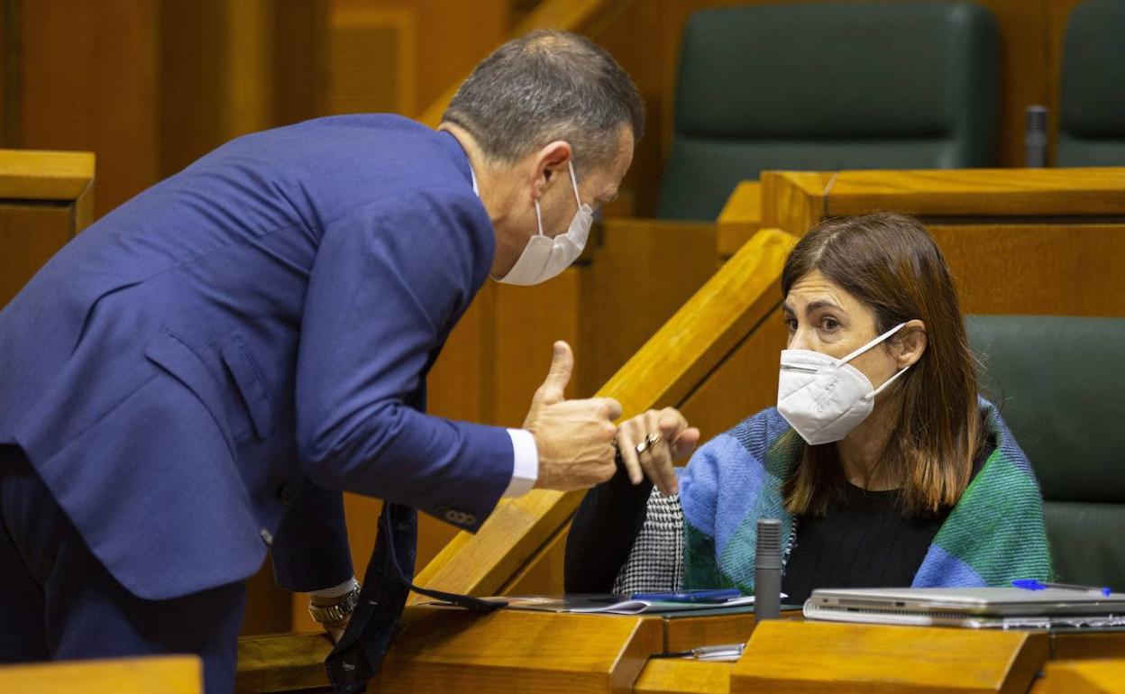 La portavoz de Elkarrekin Podemos-IU, Miren Gorrotxategi, conversa con el consejero de Educación. 
