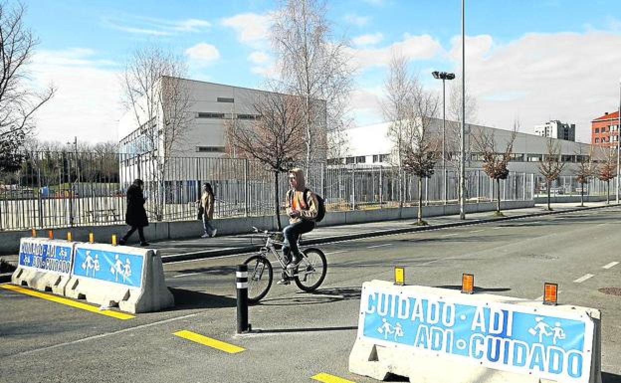 Varios muros de hormigón cortan el paso de vehículos por la calle Roma, entrada del colegio