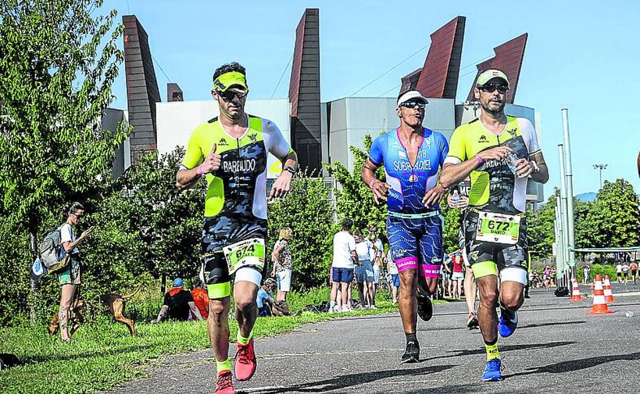 Triatletas corren por Salburua en el ironman de 2021.