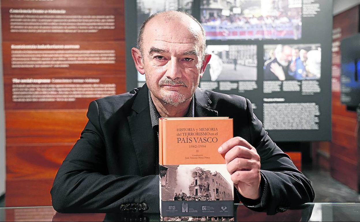 El historiador José Antonio Pérez, ayer durante la presentación de la obra en el Memorial de Vitoria. 