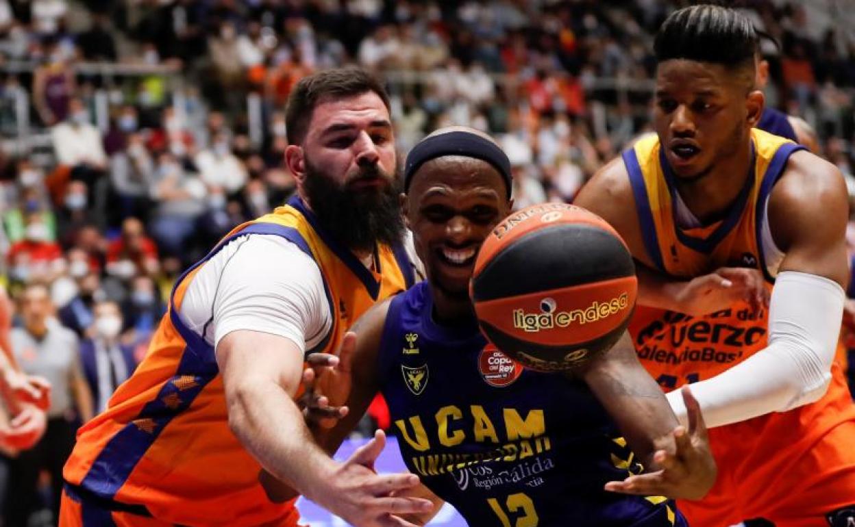 Thad McFadden, entre Bojan Dubljevic y Jasiel Rivero, del Valencia Basket. 