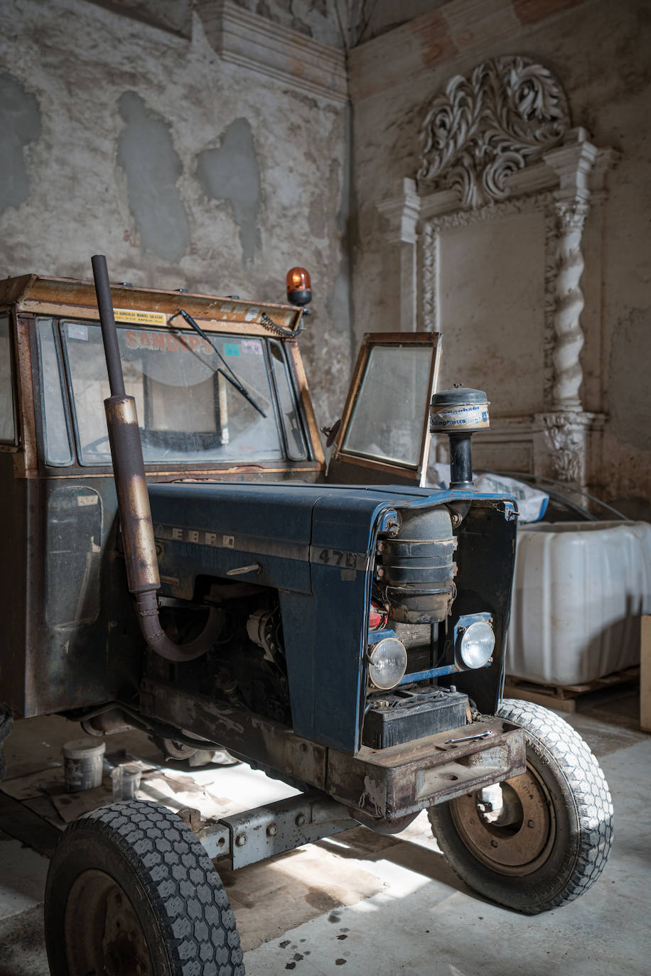 Fotos: Un garaje con cúpula, retablo y púlpito