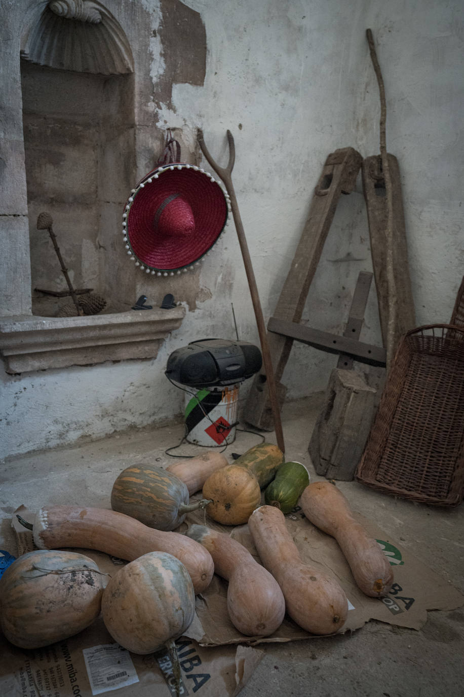 Fotos: Un garaje con cúpula, retablo y púlpito