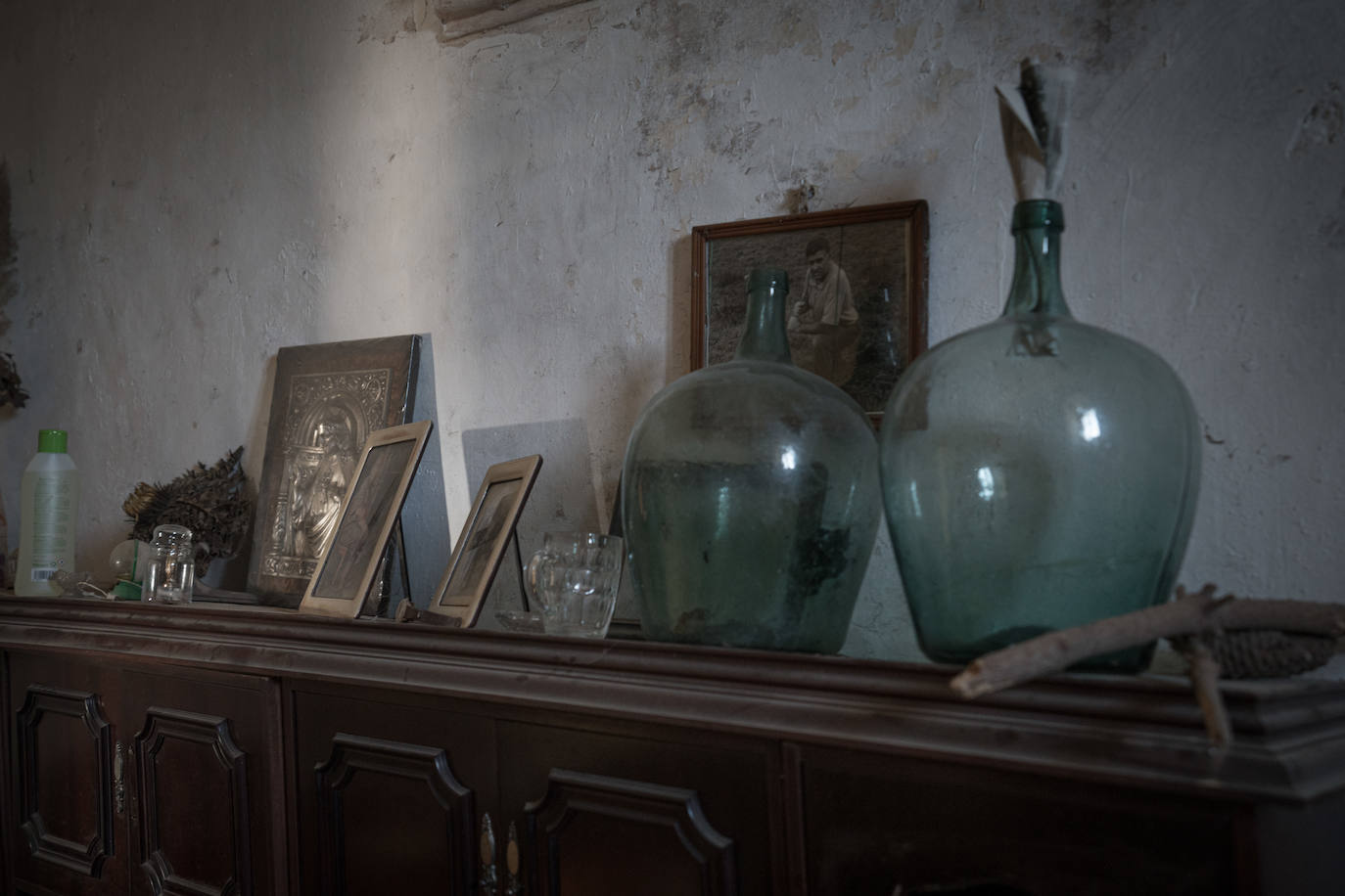 Fotos: Un garaje con cúpula, retablo y púlpito