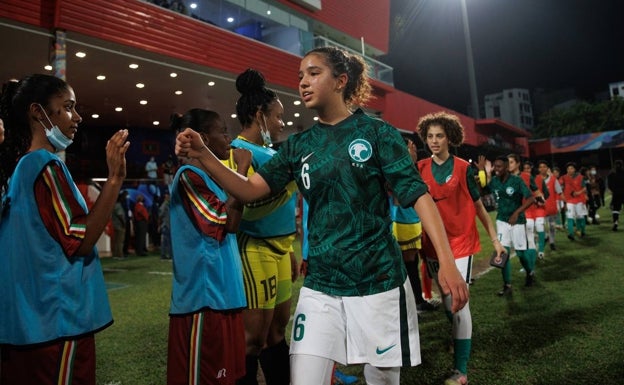 Imagen principal - Arabia Saudí juega su primer partido internacional femenino y debuta con victoria