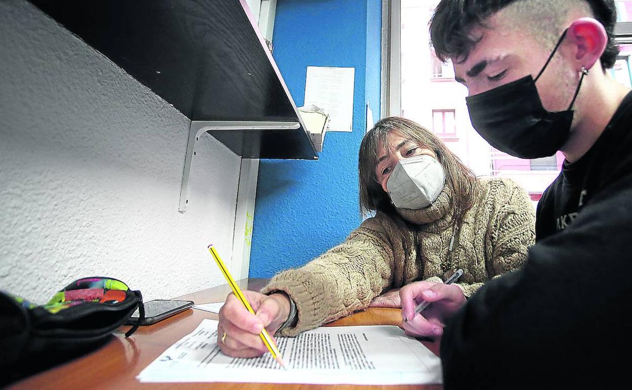 Un estudiante atiende las explicaciones de su profesora durante una clase particular en la academia Edison de Bilbao. 