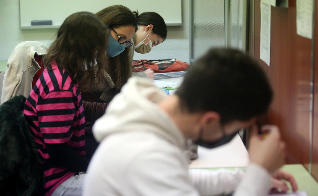 Estudiantes en la academia Edison de Bilbao.