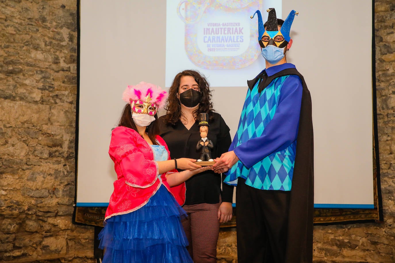 Fotos: Elfos, mosqueteros, hippies, Wally... así son las comparsas del Carnaval de Vitoria