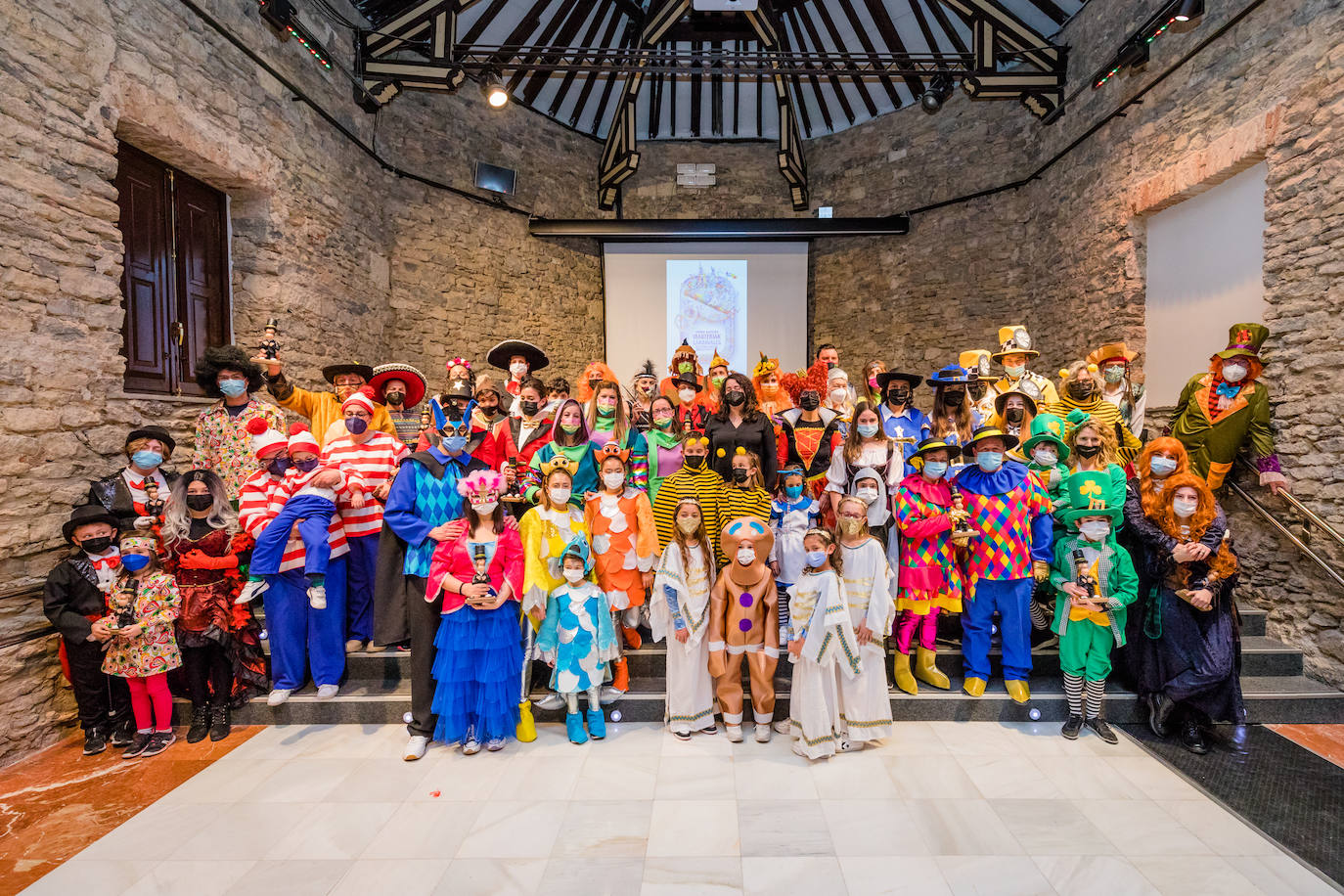 Fotos: Elfos, mosqueteros, hippies, Wally... así son las comparsas del Carnaval de Vitoria