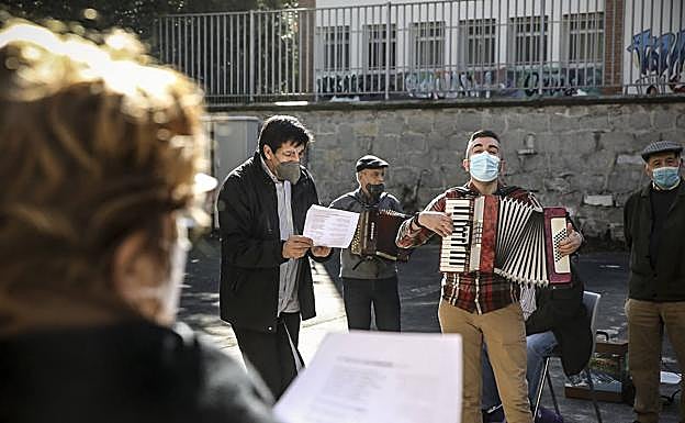 La chirigota, en plena actuación.