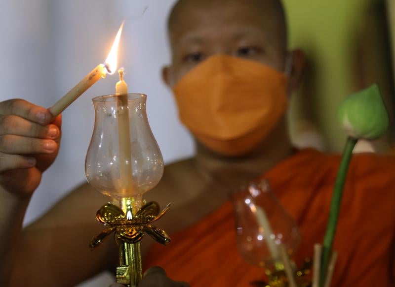 Fotos: Velas y teas en honor a Buda en el Makha Bucha