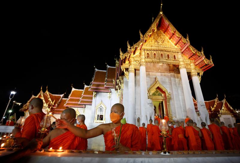 Fotos: Velas y teas en honor a Buda en el Makha Bucha