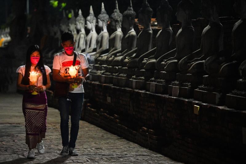 Fotos: Velas y teas en honor a Buda en el Makha Bucha