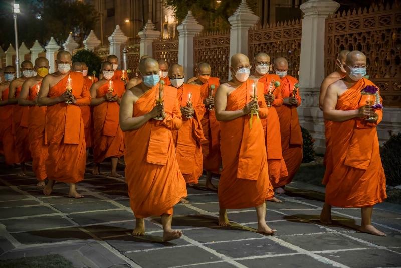 Fotos: Velas y teas en honor a Buda en el Makha Bucha