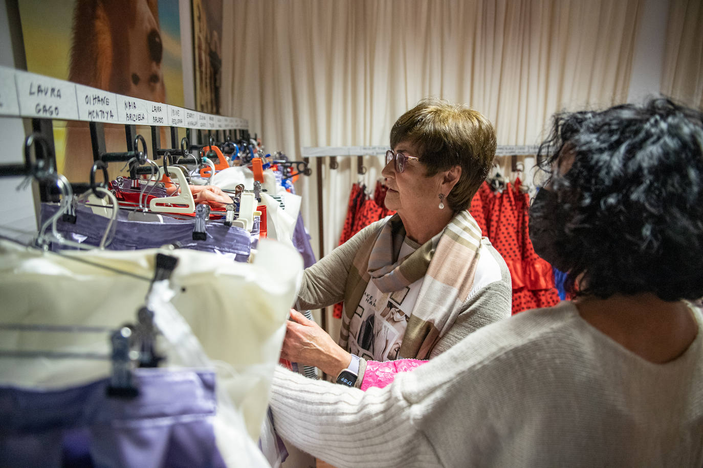 Fotos: Cuando las madres son las artistas: así crean el vestuario del musical de Salesianos de Deusto