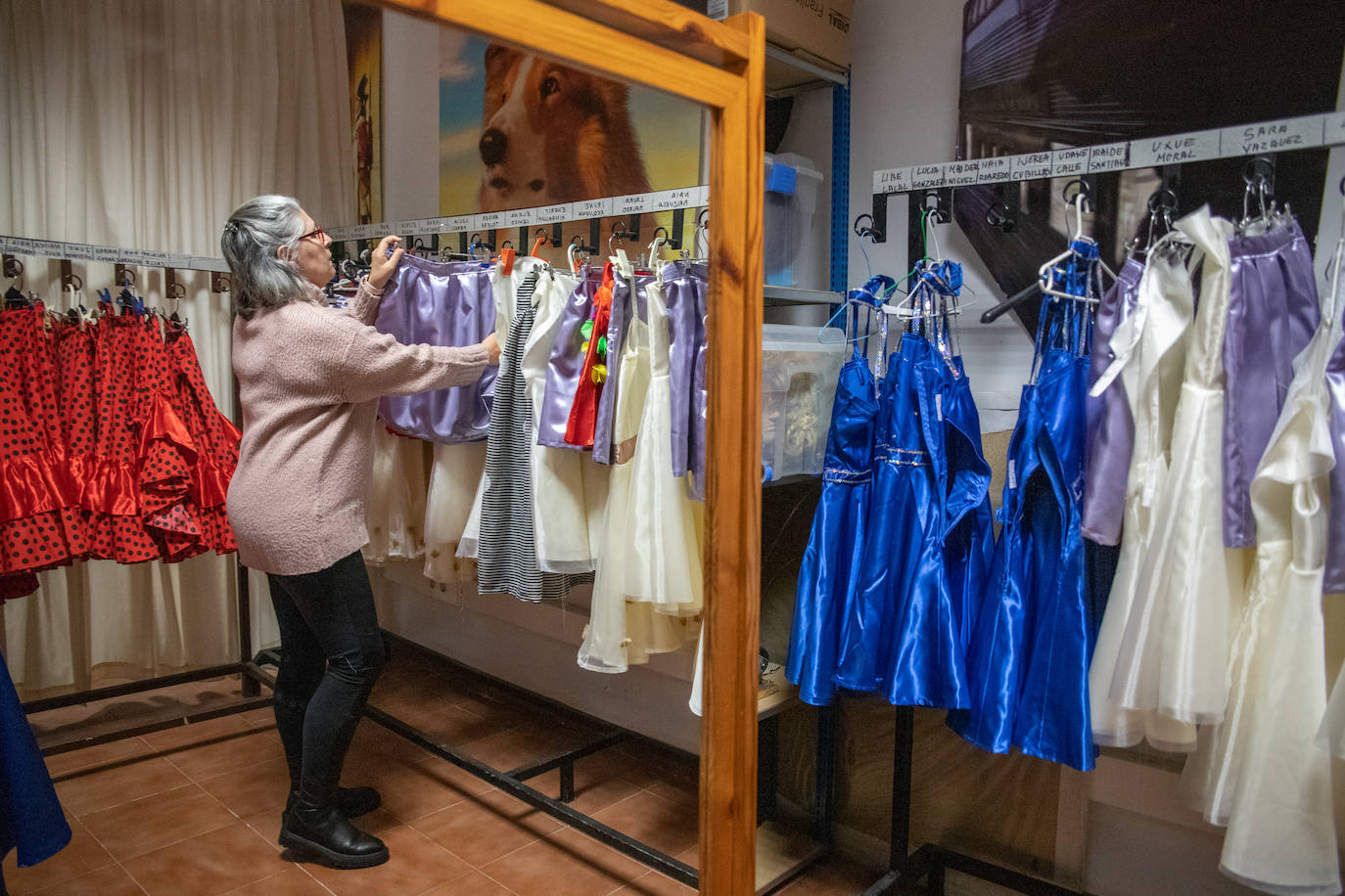 Fotos: Cuando las madres son las artistas: así crean el vestuario del musical de Salesianos de Deusto