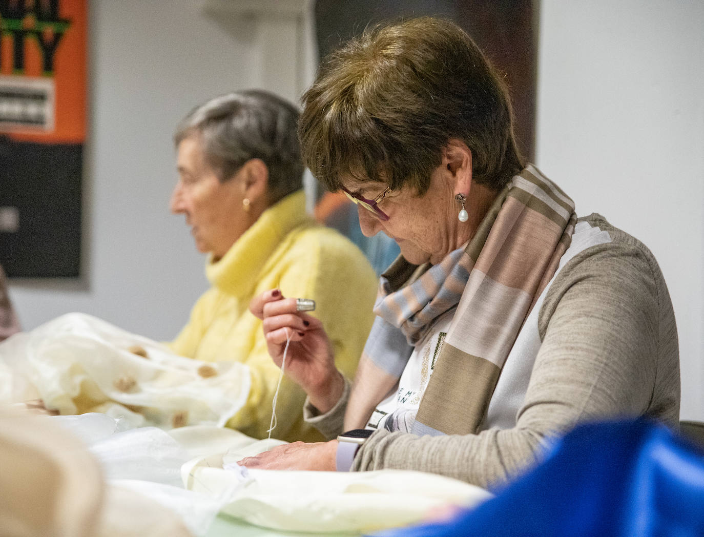 Fotos: Cuando las madres son las artistas: así crean el vestuario del musical de Salesianos de Deusto