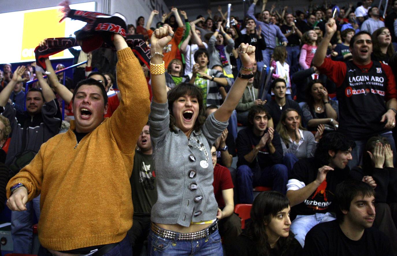 Los aficionados del Bilbao Basket animando a su equipo en 2007