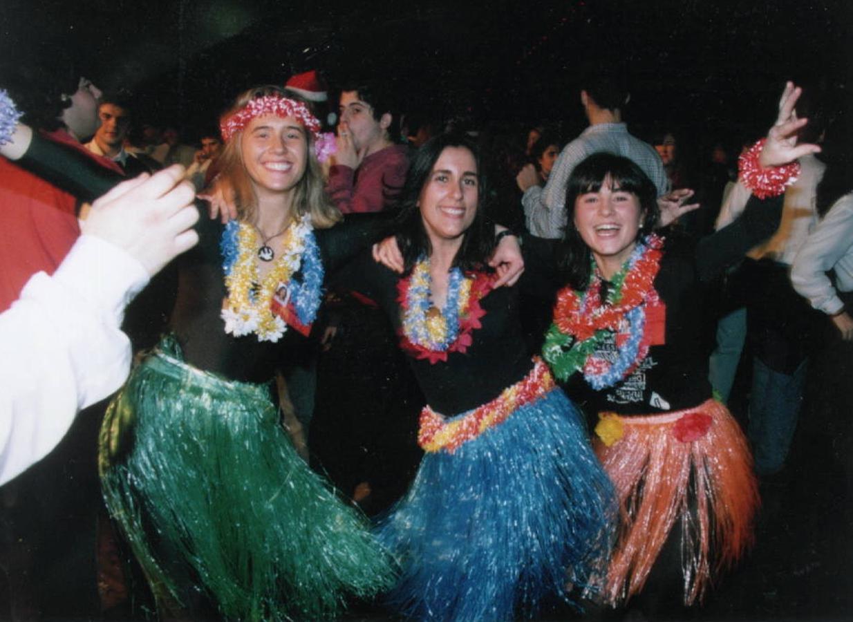 Jóvenes divirtiéndose en un cotillón de Nochevieja en 1994