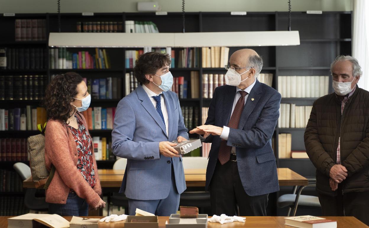 La delegación socialista, encabezada por Eneko Andueza, durante su visita este viernes a Euskaltzaindia