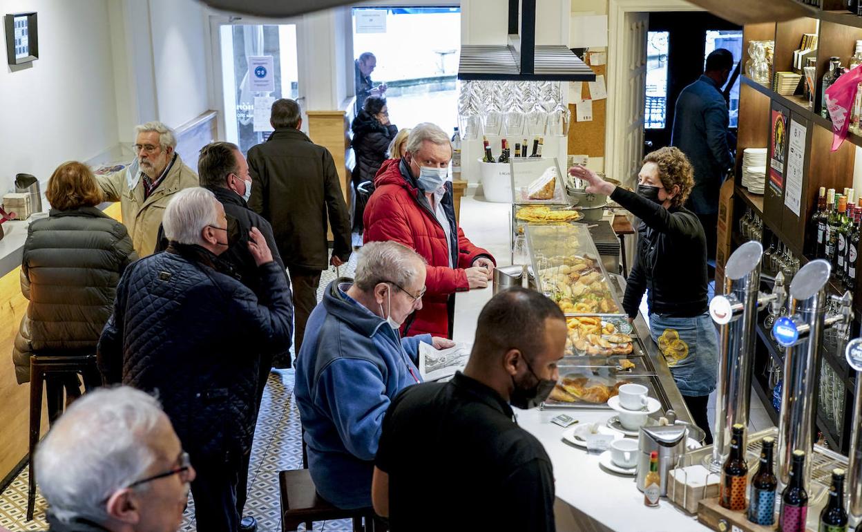 Las barras de los bares han vuelto a recobrar vida tras el fin de las restricciones.