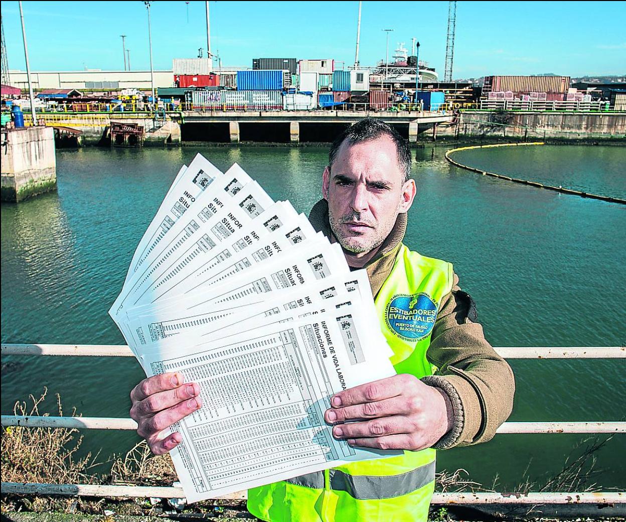 Juan María Etxeandia muestra su larga vida laboral de más de 50 páginas. 