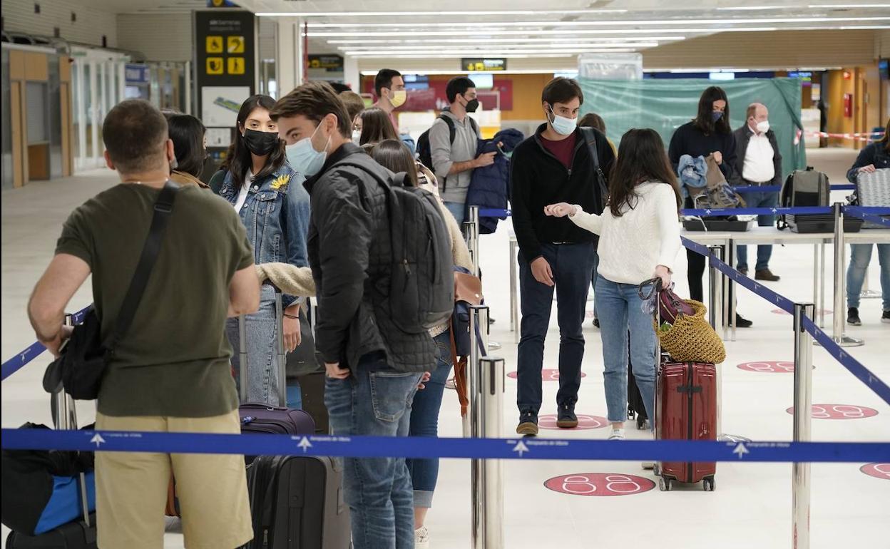 Pasajeros en la terminal del aeropuerto de Vitoria el año pasado.