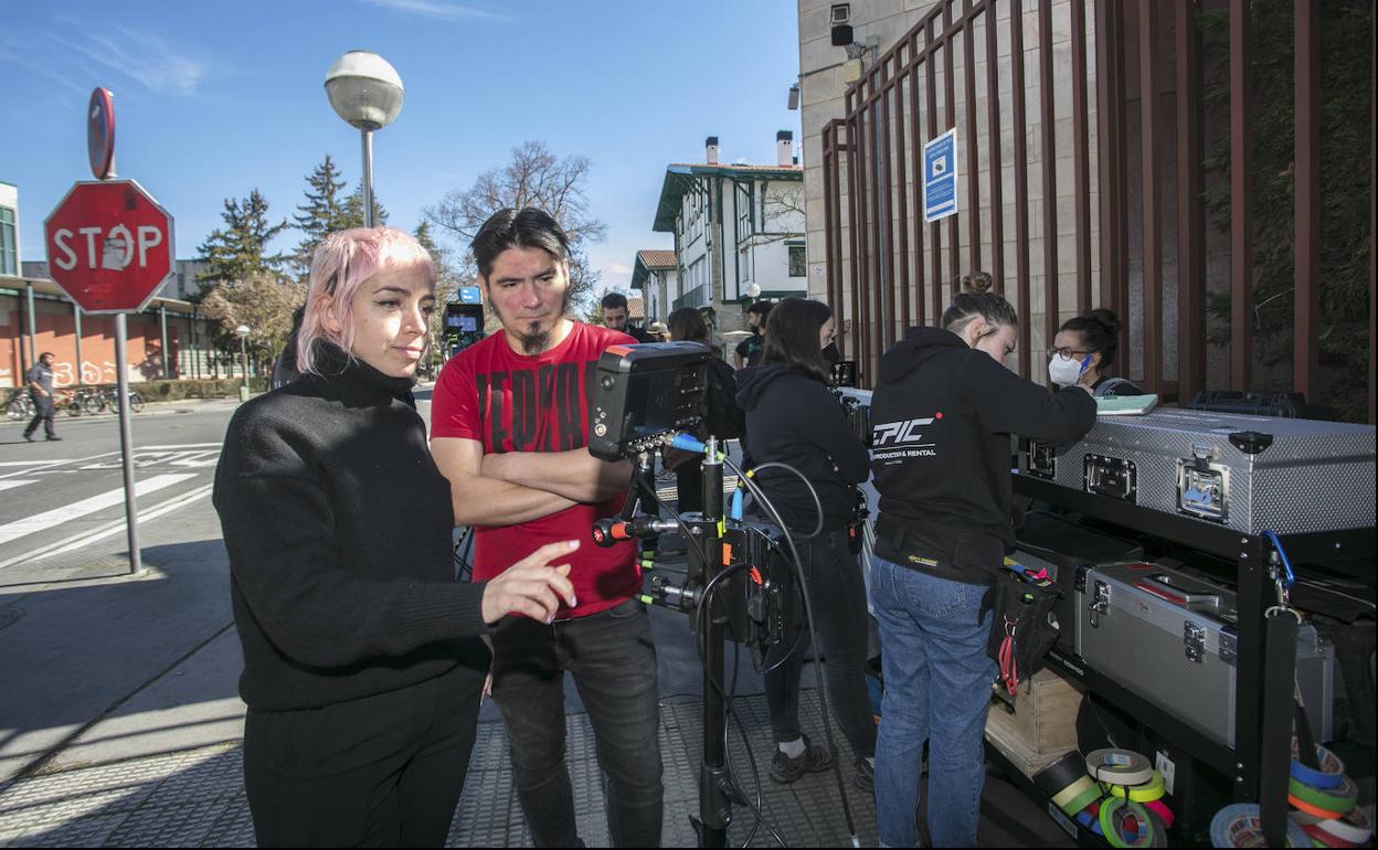 La directora Nerea Torrijos y el productor de Ikusgarri Films, Paul Urkijo, observan una toma de 'Influencer', junto a Lehendakaritza.