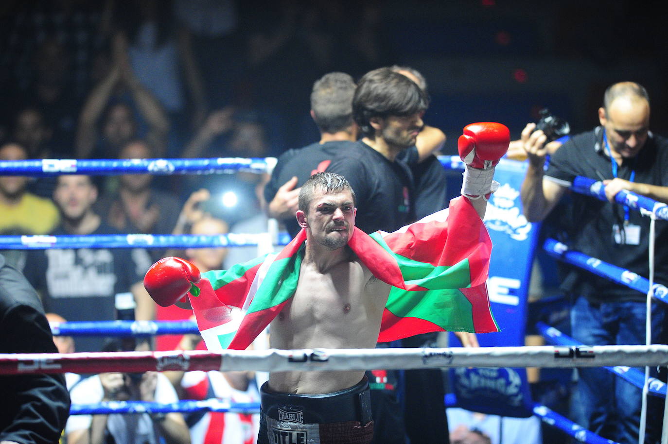 Gago, con una Ikurriña en la celebración del Campeonato de España de peso pluma en 2015