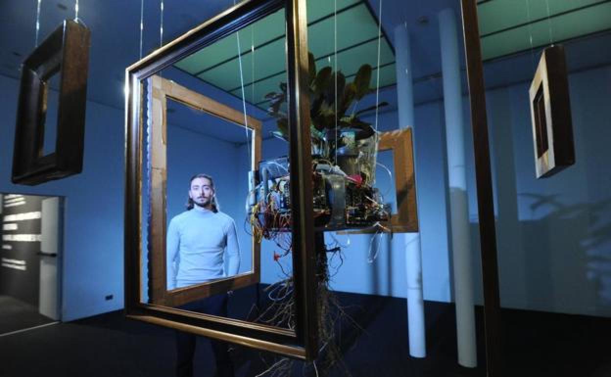 Una acacia enmarcada y encorsetada entre cables y carcasas forma el conjunto que presidirá la Sala Jovellanos de Montehermoso hasta el 27 de marzo. 