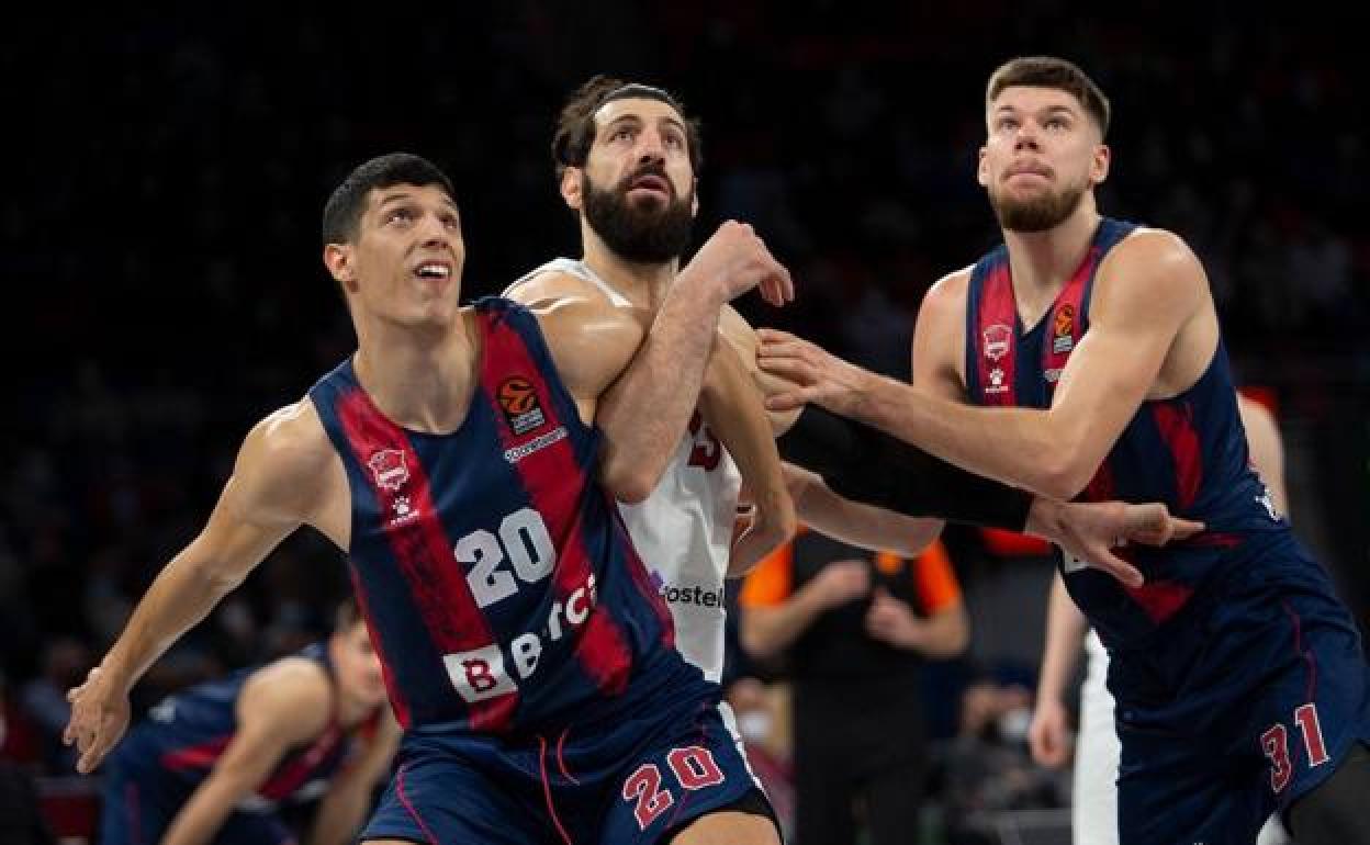 Fontecchio y Giedraitis tratan de cerrar el rebote en el encuentro ante el CSKA Moscú. 