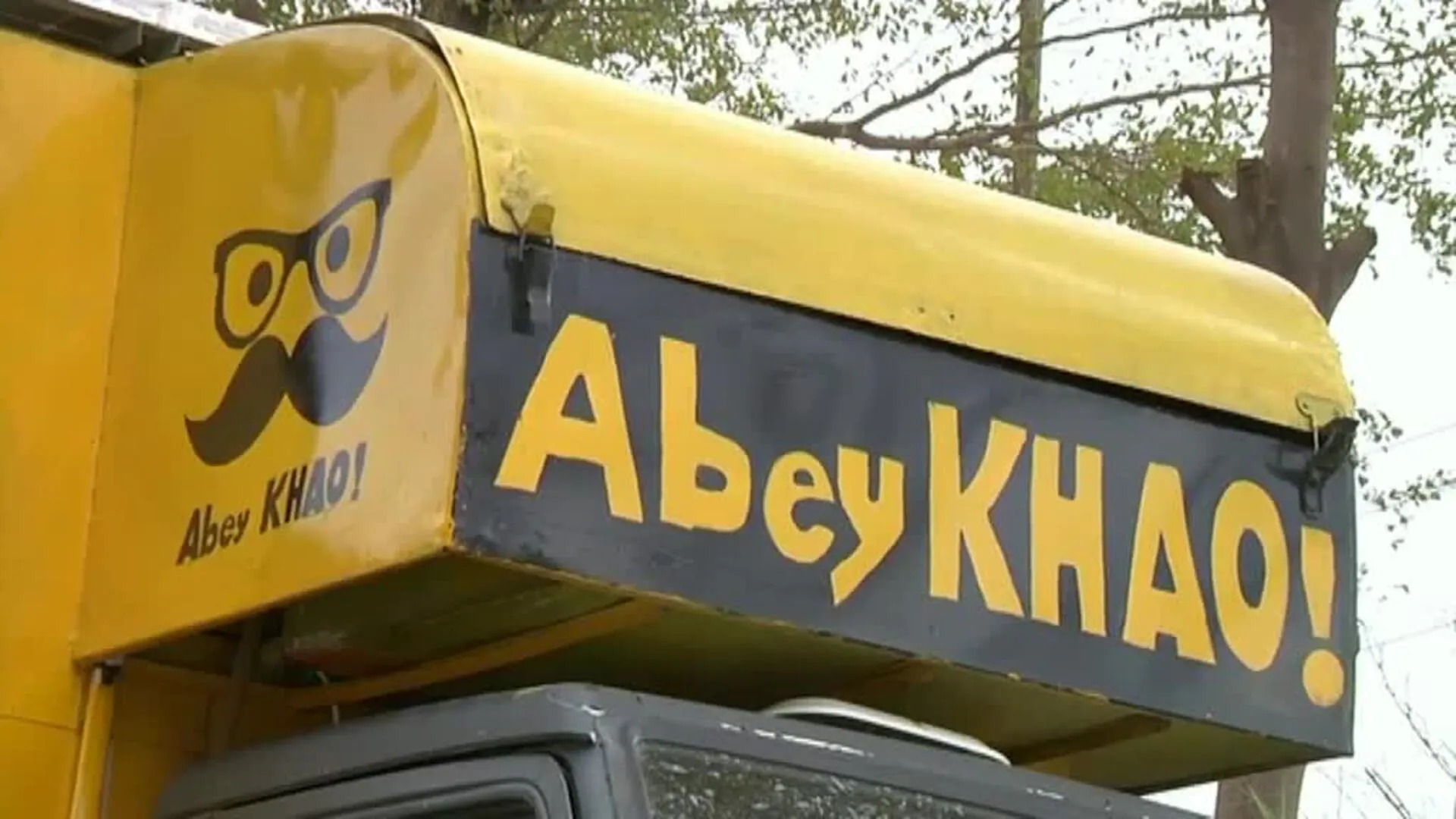 Un camión de comida atendido por trabajadores sordos en Pakistán atiende en el lenguaje de los signos