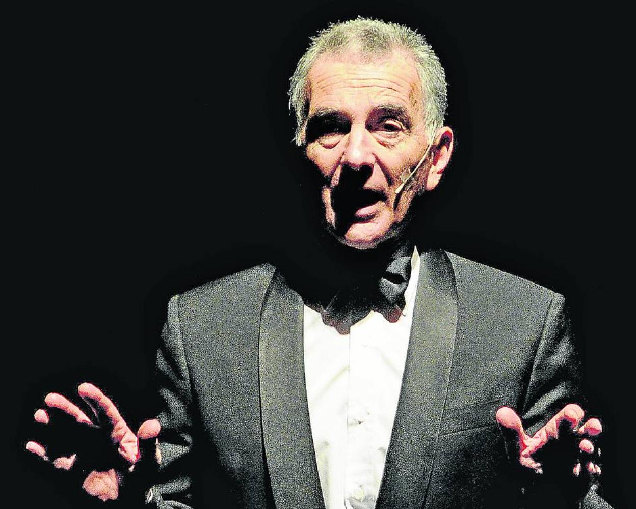 Jorge Maronna dirige los ensayos y compone, tanto para Les Luthiers como otras piezas musicales. 