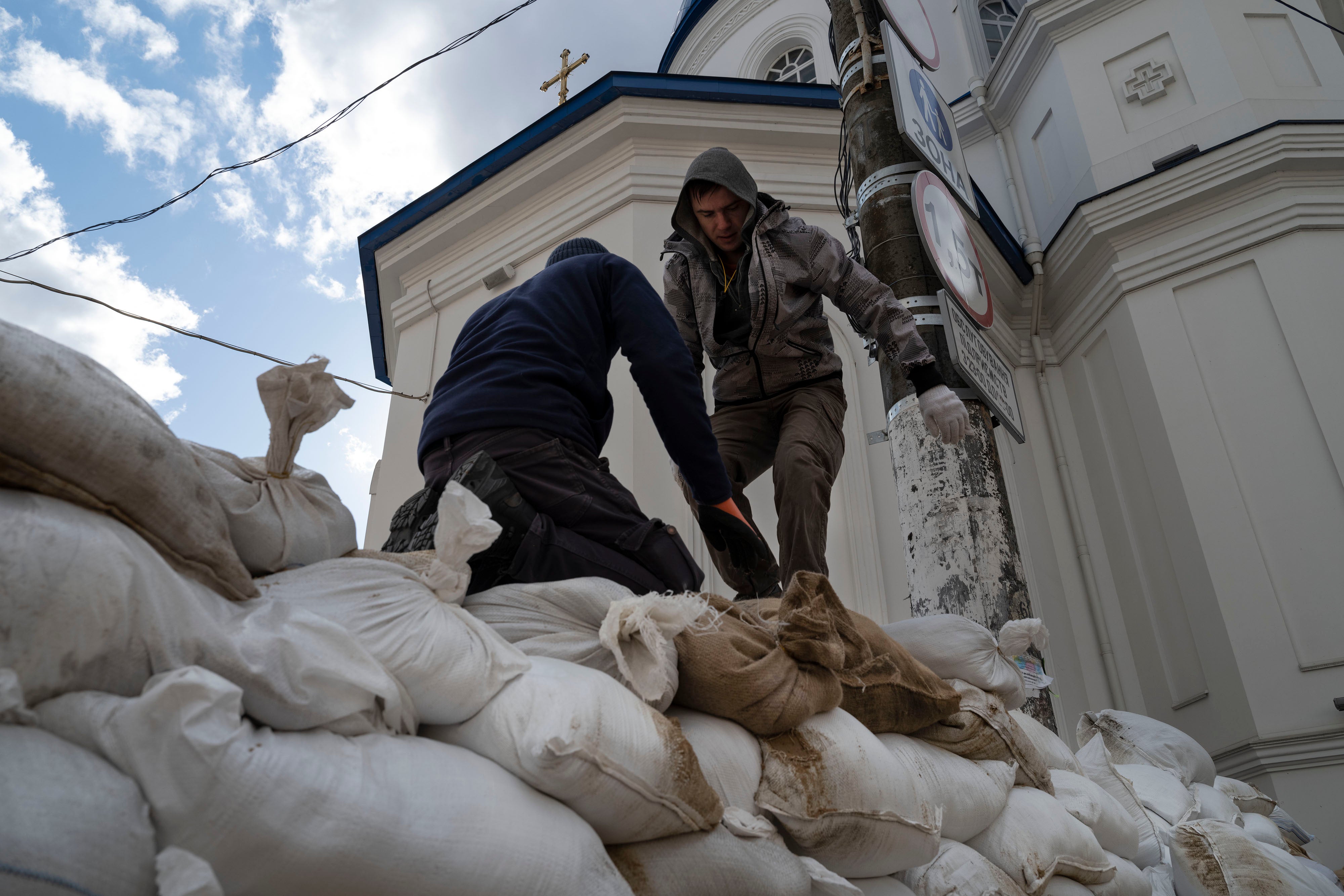Dos hombres preparan una barricada para defender la ciudad de Zhytomer. 