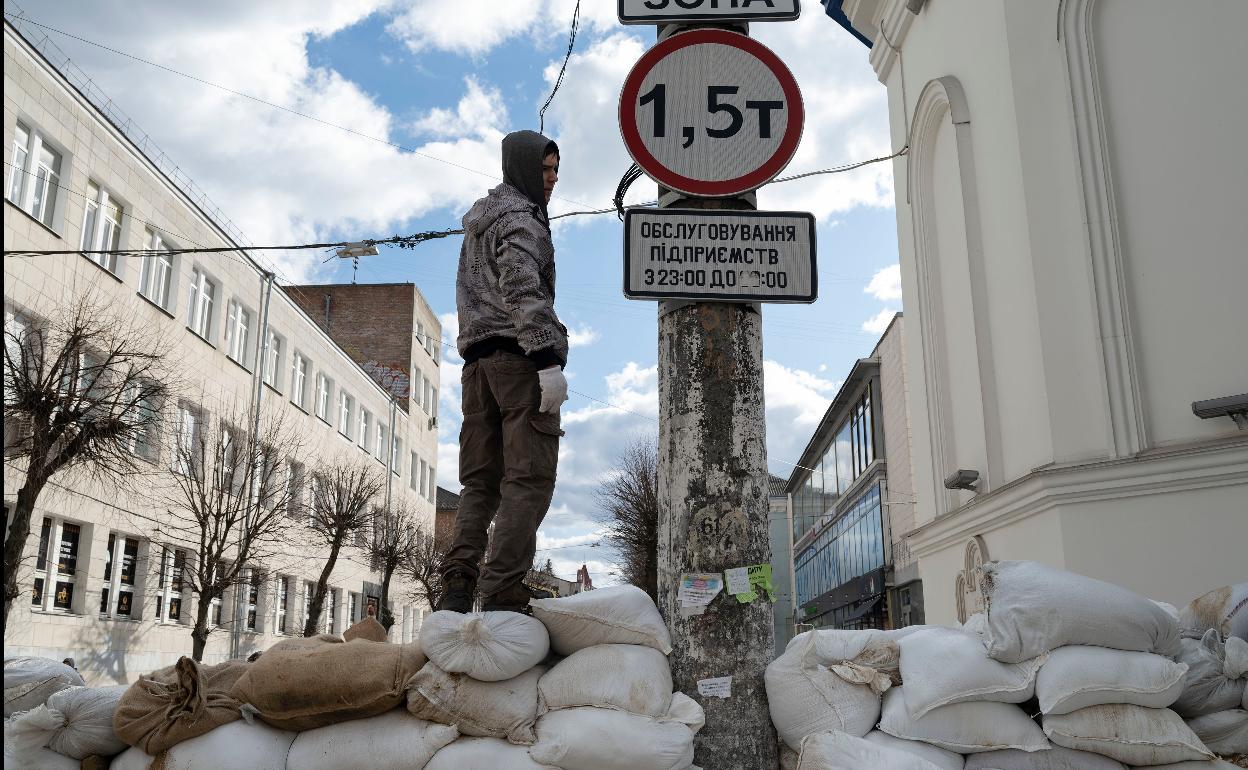 Un hombre sobre una barricada en la ciudad de Zhytomer. 