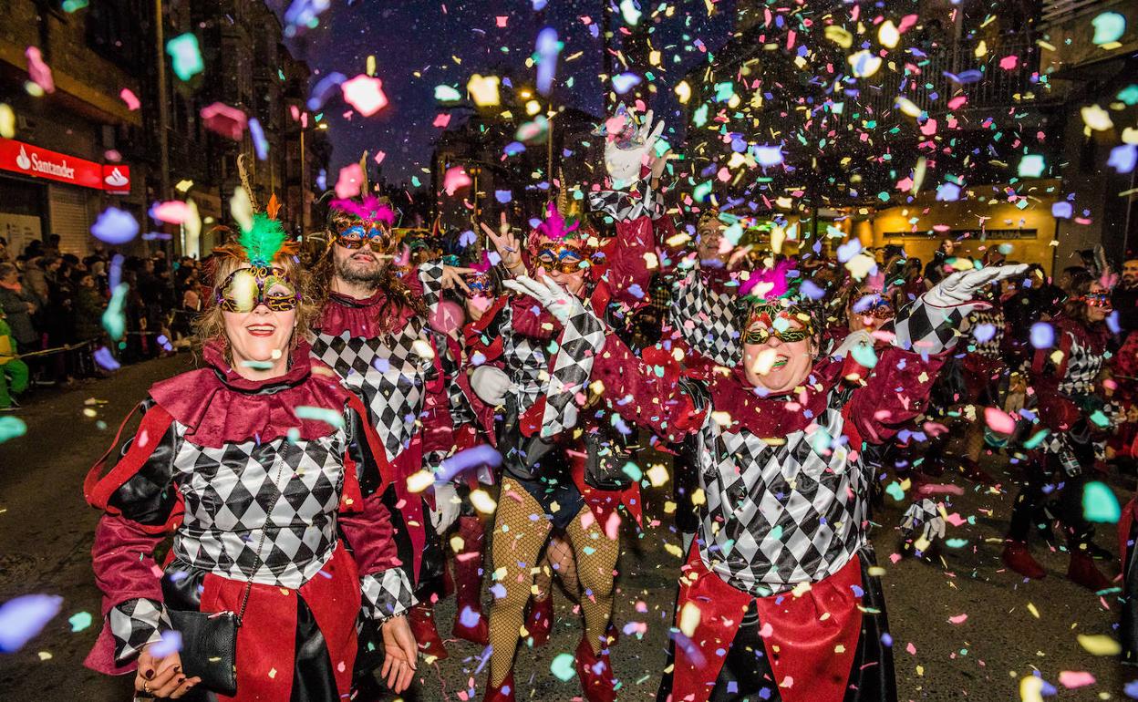 Un grupo de personas disfruta del último desfile de Carnaval en Vitoria en 2020. 